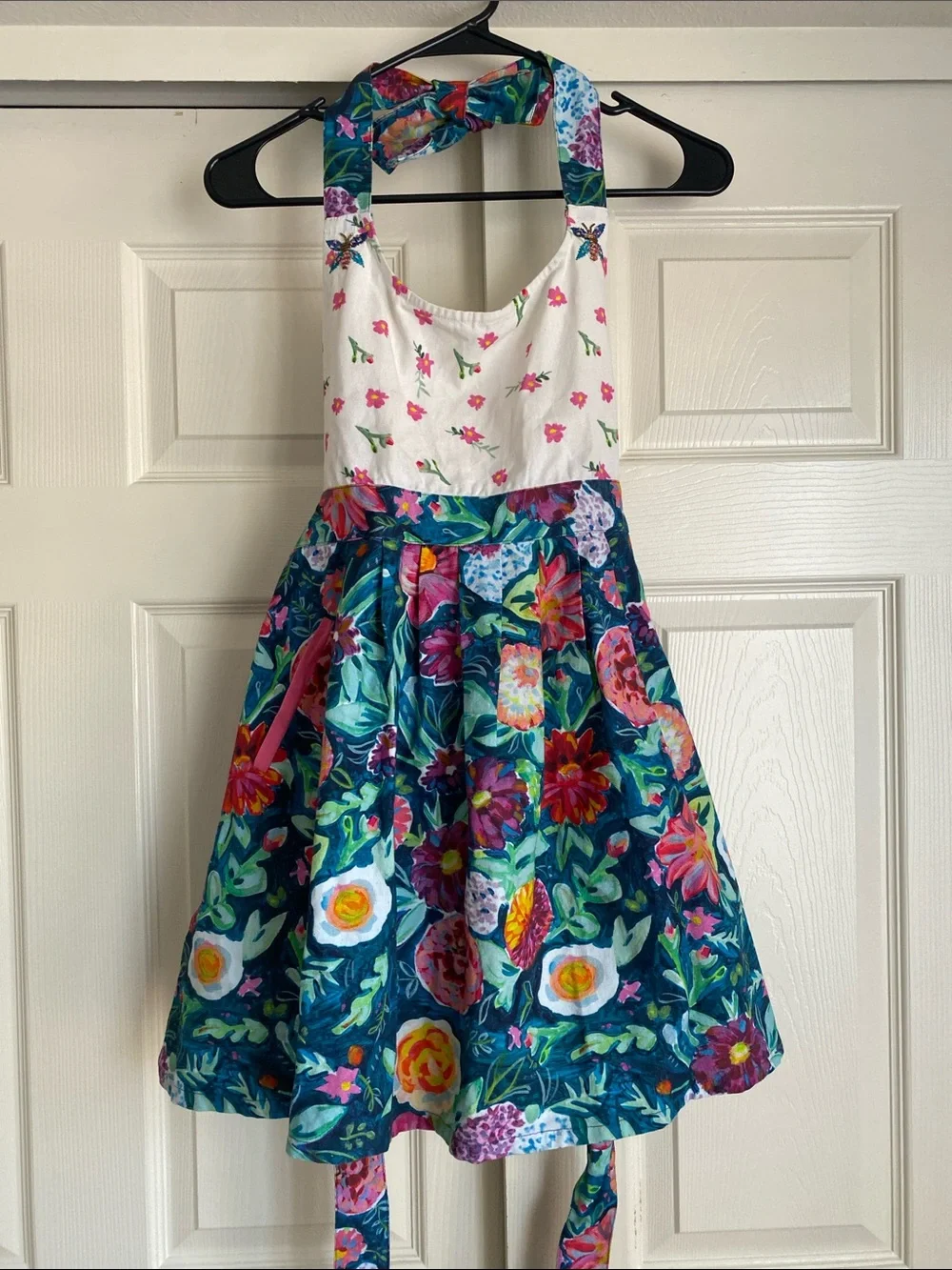 🌼  Gorgeous NWOT Anthropology Apron with beaded and embroidered bees
